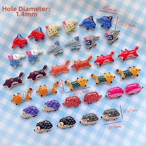 Dettaglio di perline colorate con foro da 1,4 mm per creazione gioielli DIY