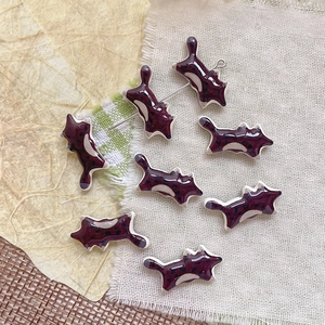 Vista macro di perline a forma di gatto leopardato per creazione di gioielli DIY
