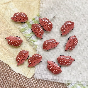Dettaglio macro di perline a riccio in ceramica lucida per gioielli fai-da-te e artigianato