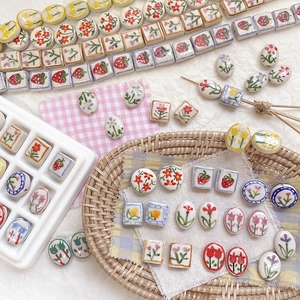 Cuentas de cerámica pintadas a mano con fresas y tulipanes para creación de joyas artesanales