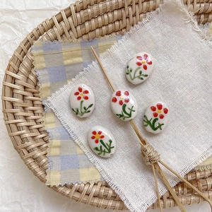 Cuentas de cerámica pintadas a mano con tulipanes para joyería DIY en bandeja de bambú