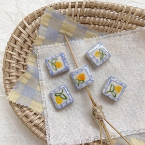 Detalle de cuenta cuadrada de cerámica con limón amarillo y patrones de rejilla azul