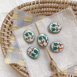 Cuentas de tulipanes cerámicos pintadas a mano sobre lino para creación de joyas DIY