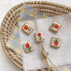 Cinco cuentas cuadradas de cerámica pintadas a mano con flores rojas para joyería DIY