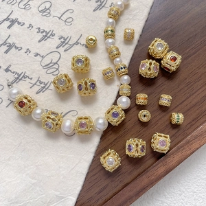 Detalle de cuenta hueca bañada en oro de 18k con circonitas de colores para joyería