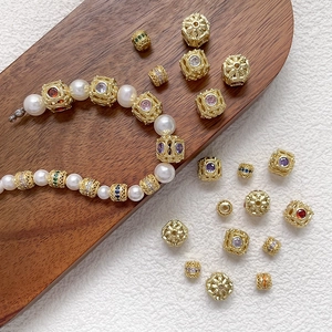 Detalle de cuentas huecas bañadas en oro 18k con circones y collar de perlas DIY