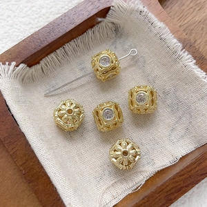 Detalle de cuentas huecas bañadas en oro 18k con circones para creación de joyas