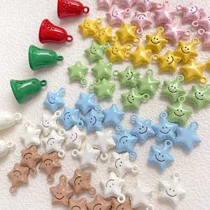 Bunte Weihnachts-Charms mit Smiley-Sternen und Glocken für DIY-Schmuckherstellung