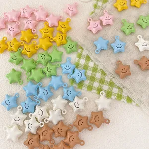 Detailansicht bunter Sternanhänger mit Smiley-Gesicht für DIY-Schmuckherstellung