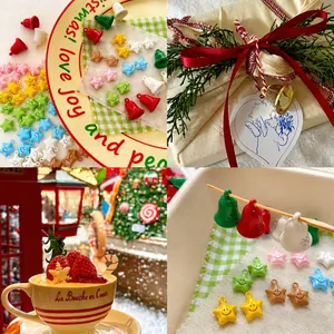 Detailansicht bunter Weihnachtsglocken und Smiley-Stern-Anhänger für DIY-Schmuck