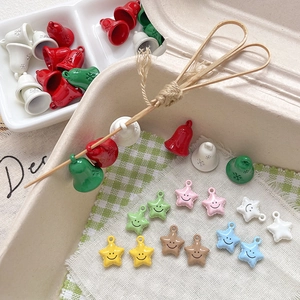 Detailansicht von Weihnachtsklingeln und bunten Sternanhängern für DIY-Schmuck