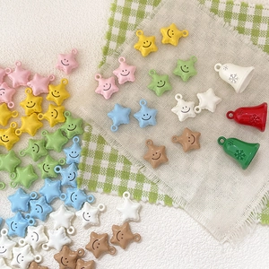 Flache Ansicht bunter Sternanhänger und Schneeflockenglocken für DIY-Schmuckherstellung
