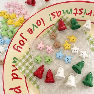 Makro-Detail von bunten Weihnachts-Stern- und Glockenanhängern für DIY-Schmuckarbeiten
