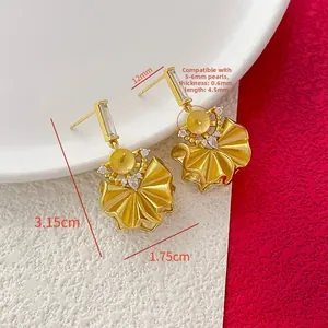 Detalle de bases de pendientes plisadas bañadas en oro con circón para joyería artesanal