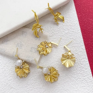 Exquisitos pendientes de hoja y pétalo bañados en oro con circón para joyería artesanal