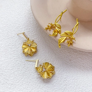 Pendientes de botón chapados en oro con circonitas y diseño plisado para perlas DIY