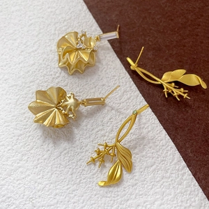 Detalle base de pendientes plisada dorada con circonita rectangular y dije de hoja