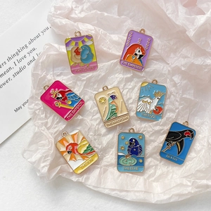 Set de 8 lindos dijes de tarot loro en esmalte para joyería DIY con aleación dorada