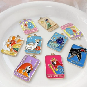 Set de dijes de tarot de loro en esmalte para creación de joyas y pulseras artesanales