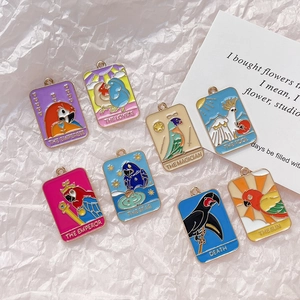 Set de 8 colgantes de loros estilo tarot en esmalte para la creación de joyas DIY