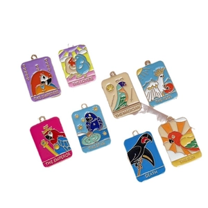 Set de dijes de tarot con aves esmaltadas y loros coloridos en colgantes rectangulares