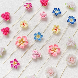 Épingles à fleurs en argile polymère avec roses et frangipaniers colorés sur tiges dorées