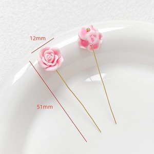 Vue détaillée d'une épingle rose de 12mm avec aiguille dorée de 51mm pour bijoux DIY