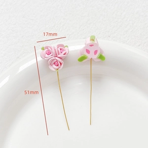 Vue détaillée d'une épingle fleur en argile rose mesurant 17 mm de large et 51 mm de long