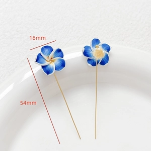 Détail d'épingle à fleurs bleues pour bijoux DIY avec fleur 16mm et tige dorée de 54mm