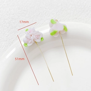 Vue détaillée d'une broche rose en pâte polymère, dimensions de 17mm de large et 51mm de long