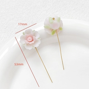 Détail d'épingles fleurs faites main avec tiges en métal doré de 53mm de long