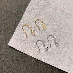 Détail de crochets d'oreilles plaqués or et argent pour perles bijoux artisanaux
