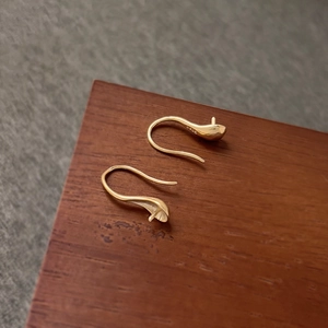 Détail de crochets d'oreilles dorés S925 pour perles, idéal pour création de bijoux DIY