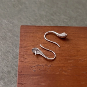 Vue détaillée des crochets d'oreilles en argent S925 avec base à tige pour bijoux DIY