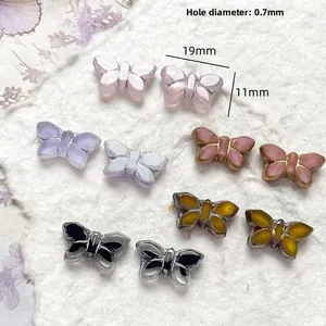 Detalle de cuentas de mariposa de vidrio checo para joyería con agujero de 0,7 mm