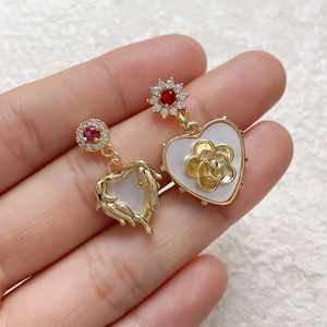 Asymmetrische 18k vergoldete Herzohrringe mit rotem Zirkon und weißer Emaille-Kamelie