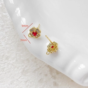 Makroaufnahme von 18k Gold Blumen-Ohrring-Charm mit rotem Zirkon und 9x7mm Maßangabe