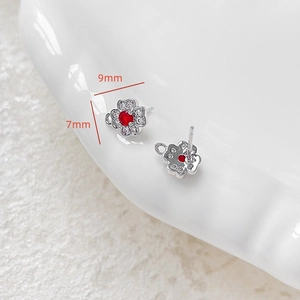 Makroansicht der 9x7mm Kleeblatt-Ohrstecker mit rotem Zirkon und Öse für DIY-Schmuck