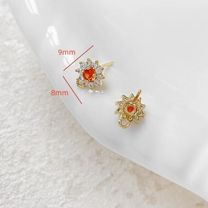 Makro-Detail von 18k vergoldeten Blumen-Ohrringen mit orangefarbenem Zirkon und 9x8mm Maß
