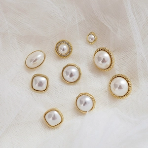 Elegant 925 silver pearl earrings in geometric shapes with vintage gold finish