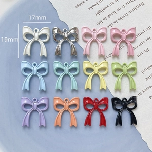Dettaglio di 12 ciondoli a fiocco colorati in metallo con misure 17mm per 19mm
