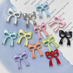 Vista dettagliata di ciondoli a fiocco colorati con anelli per gioielli DIY e accessori