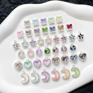 Detailopname van kleurrijke hart vlinder ster hangers voor DIY sieraden maken