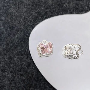 Detail van zilveren vlinder hanger met roze zirkoon en getextureerde achterkant met randen