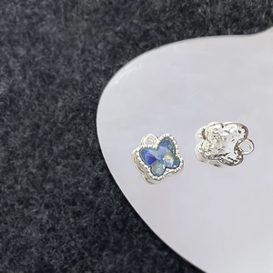 Gedetailleerd beeld van vlinderhangers met blauwe kristallen voor DIY-sieraden maken