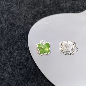 Zilveren vlinder hanger met groene edelsteen en gehamerde textuur voor DIY sieraden
