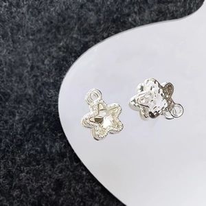 Macro-opname van zilveren sterhangers met zirkonia voor DIY-sieraden maken