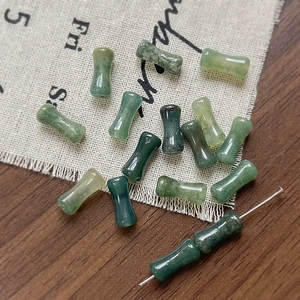 Dettaglio macro di perle in pietra verde a forma di bambù per gioielli fai-da-te