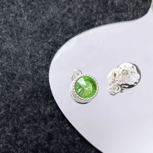 Detailopname van olijfgroene edelsteenhanger en gehamerd zilver voor DIY-sieraden