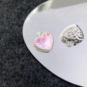 Detailweergave van roze facetgeslepen kristallen hartjes voor DIY-sieradenaccessoires